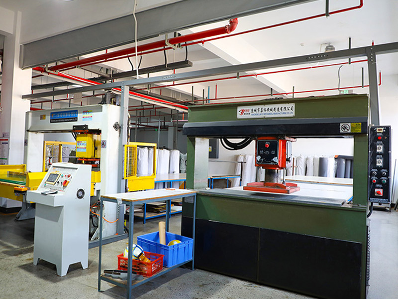 ফুটবল চামড়া কাটা